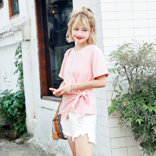 8 cách buộc áo phông thành croptop cực kỳ trendy: Thắt nút hoa hồng, cánh  bướm - BlogAnChoi