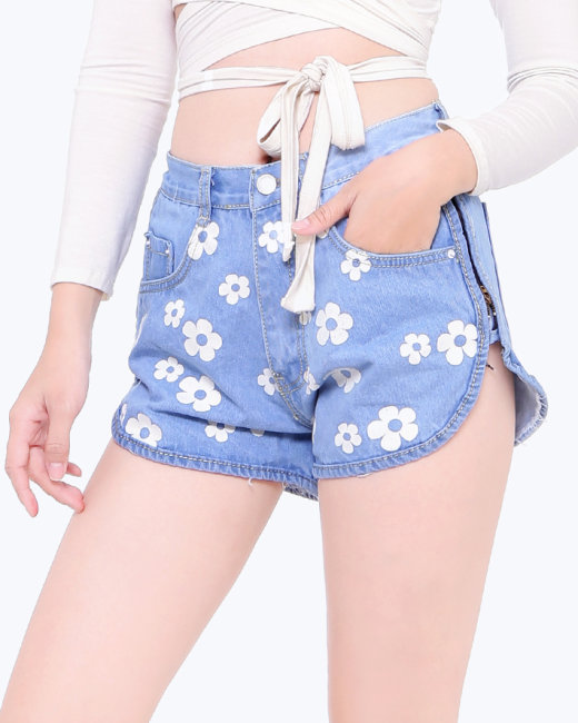 Quần Short Jean In Hoa Mai Thời Trang 