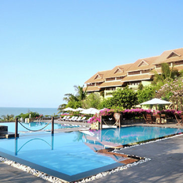 Romana Resort 4* Phan Thiết 2N1Đ - Gồm Ăn Sáng + Ăn Trưa Set Menu/Lẩu Thả + 01 Suất Massage + Xe Đưa Đón Đến Resort + Tặng Bánh Kem - Cho 02 Người Lớn & 01 Trẻ Em