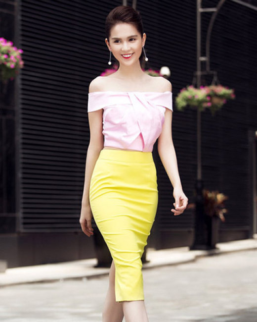 Chân váy màu vàng kết hợp với áo màu gì để chuẩn fashionista