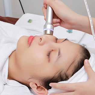 Chạy Vitamin C/ 16 Bước 75 Phút Điều Trị Mụn, Thâm Chuẩn Y Khoa/ Massage Body + Foot - Hi Spa