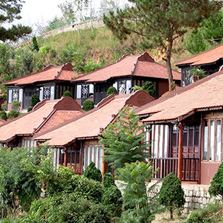 Làng Biệt Thự Osaka Đà Lạt Tiêu Chuẩn 4* 2N1Đ Giá Siêu Tốt – Bao Gồm Ăn Sáng – Phòng Bungalow