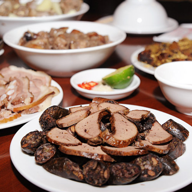 Thịt chó Hà Nội nổi tiếng với hương vị độc đáo của mình. Nếu bạn muốn khám phá các quán ăn thịt chó ở Hà Nội, hãy xem hình ảnh tương ứng và cùng trải nghiệm.