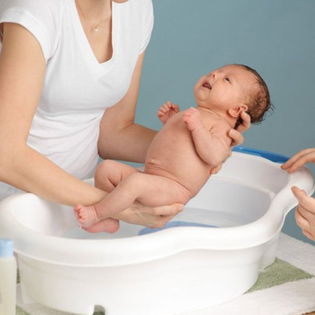 Nếu bạn đang tìm kiếm dịch vụ tắm cho em bé tại nhà để giữ gìn sức khỏe cho bé yêu của bạn, hãy xem hình ảnh của chúng tôi để tìm hiểu thêm về các phương pháp tắm hiệu quả và an toàn!
