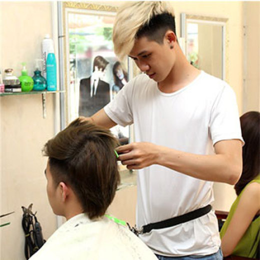 Quán cắt tóc mở từ 6h, khách xếp hàng 2 giờ chưa đến lượt ở Hà Nội